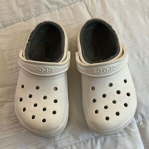 size 6 women’s sherpa liked classic crocs